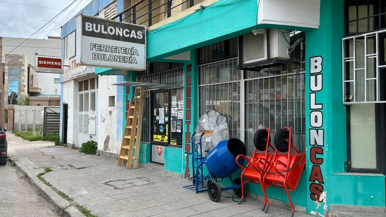 Escalera, hormigonera y carretillas frente al local