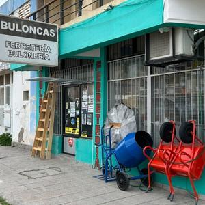 Frente del local sobre Av. Centenario