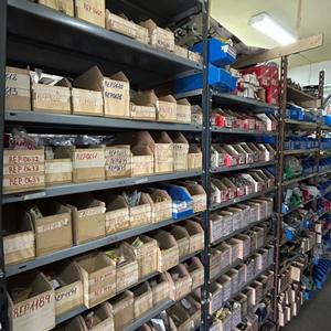 Estanterías con cajas de repuestos